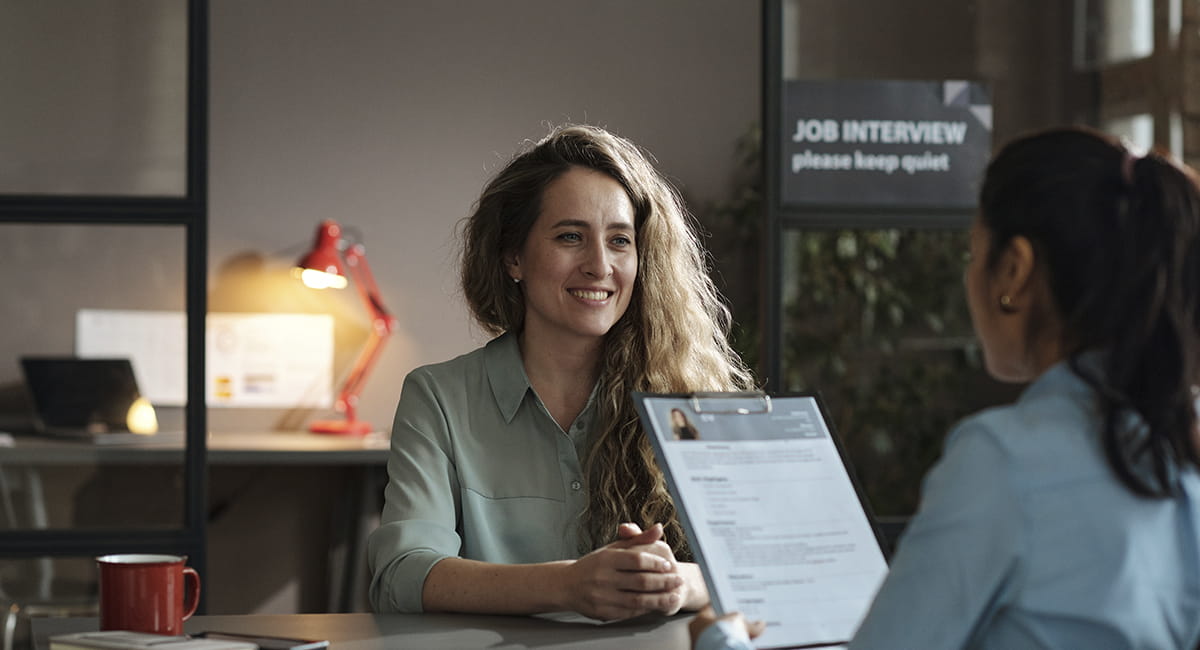 HR recruiter interviews a candidate